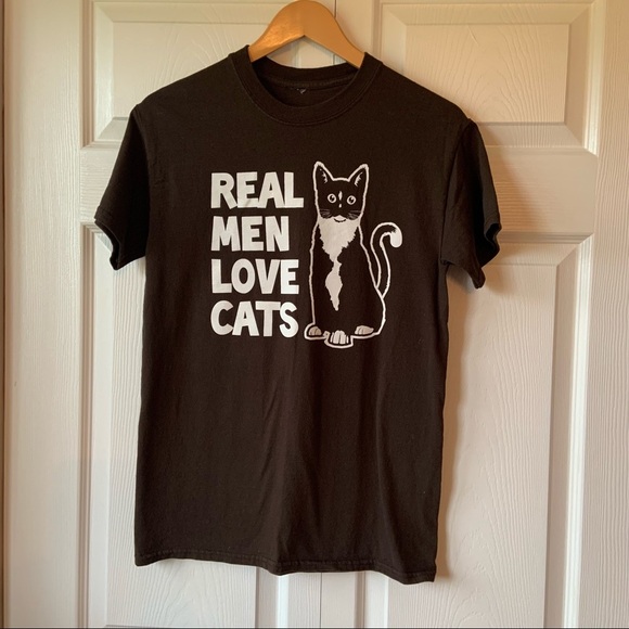 Real men love cats T-shirt size small - Picture 1 of 5